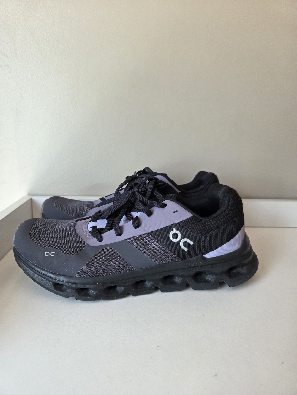 On Running Women's Black and Lavender Sz 9 40/5
